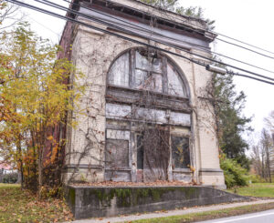 Council discusses demolition of old bank building